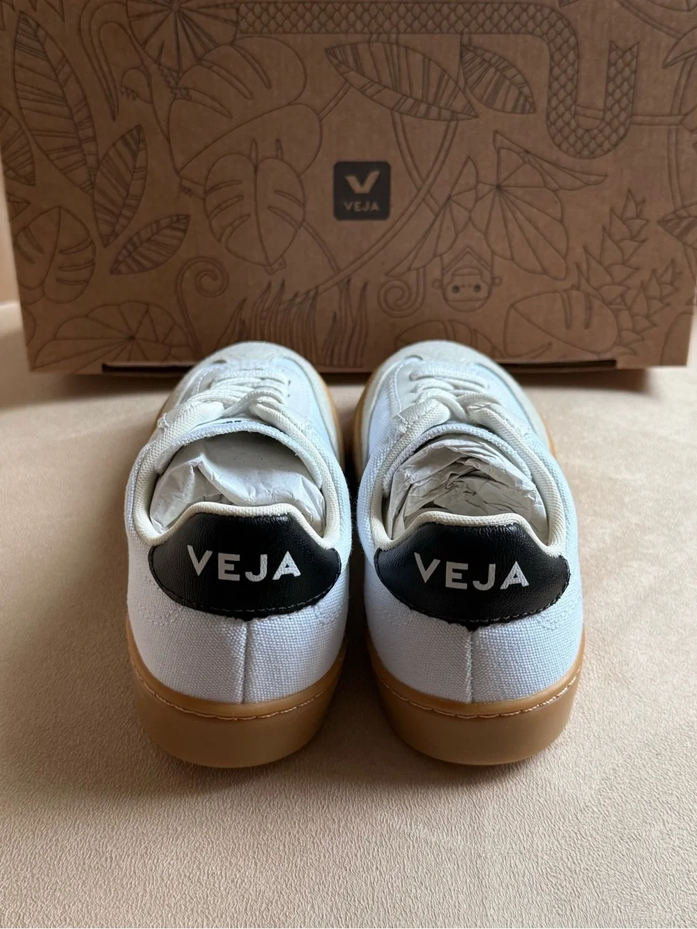 NIB Veja Volley Canvas White/Black Gum Sole Unisex Sneakers Size 12.5